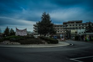 Rond-point devant l'hôpital public de Montélimar