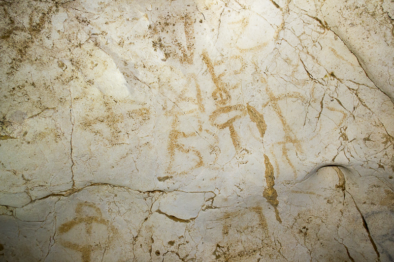 Photographie 1/9 : signe tracé sur une paroi dans une grotte en Ardèche