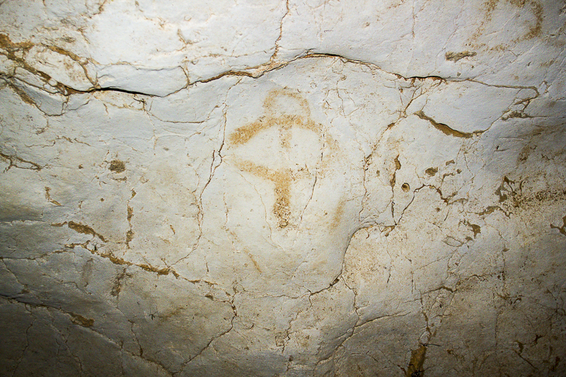Photographie 2/9 : signe tracé sur une paroi dans une grotte en Ardèche
